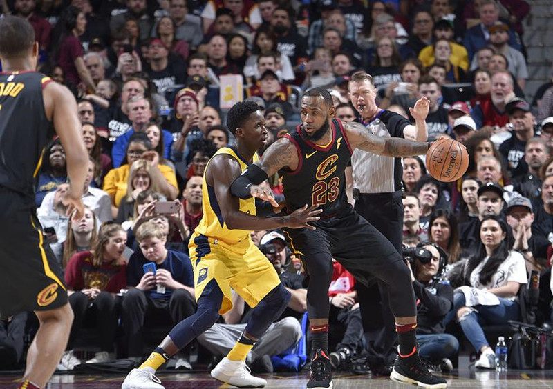 NBA季后赛巅峰对决，詹姆斯50分创纪录助湖人险胜